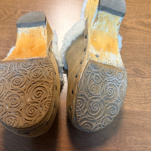 Vintage Ugg Tan Sheepskin Lined Wood Soled Clogs size 7/38 - Picture 5 of 16